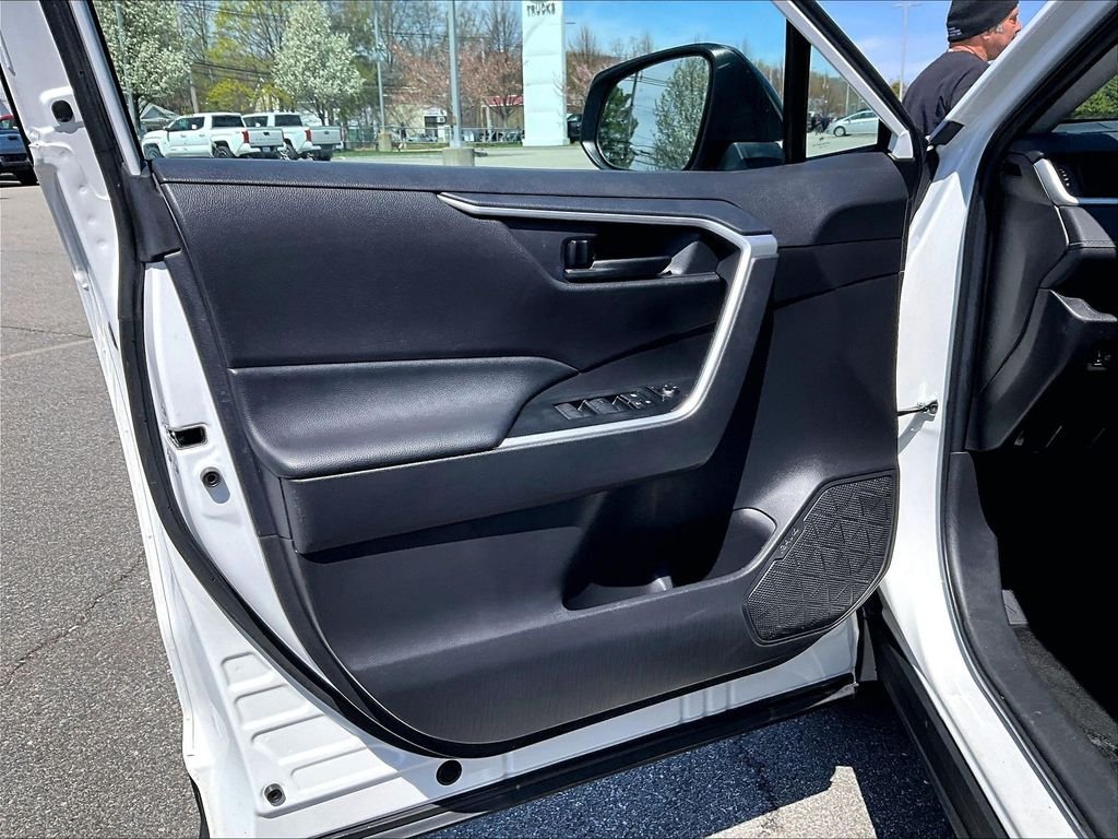 Used 2025 Ice Toyota LE image 9