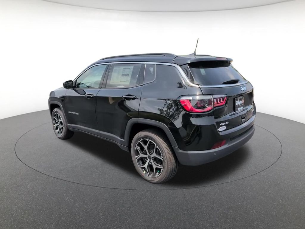 New 2026 Diamond Black Crystal Pearl-Coat Exterior Paint Jeep Limited image 9