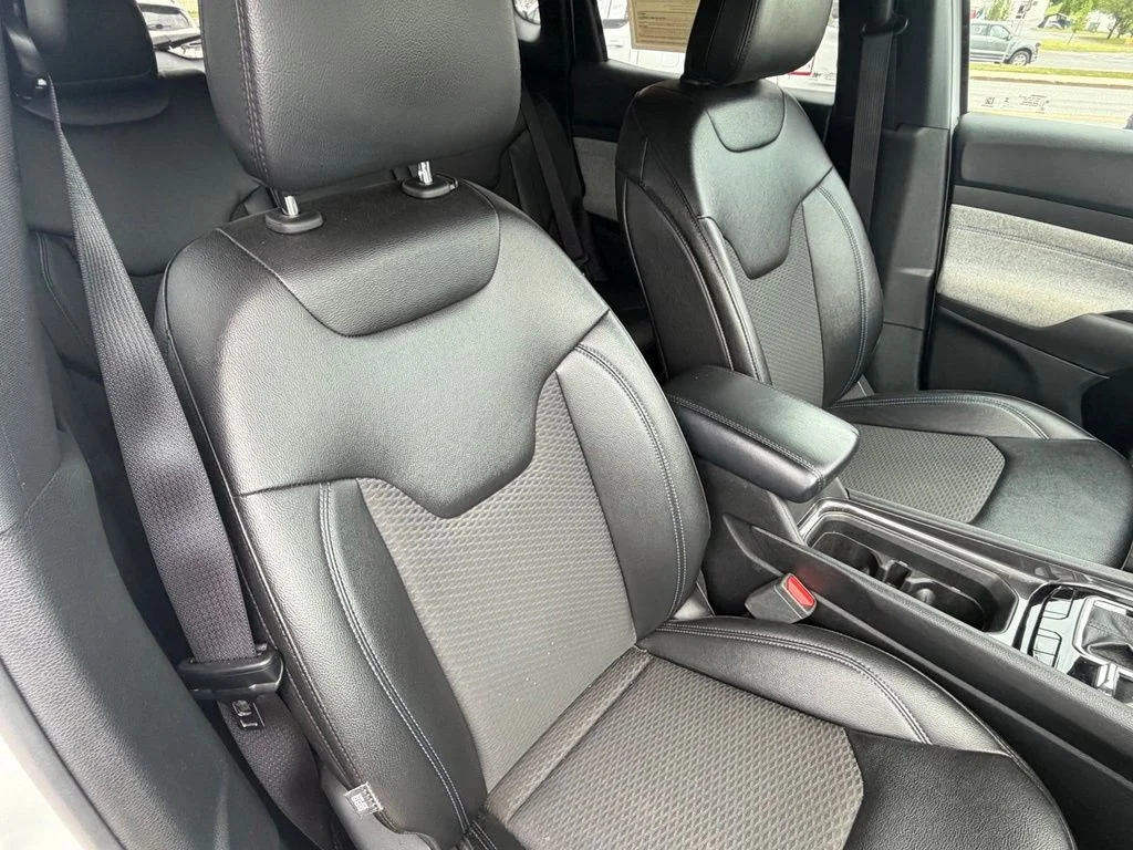 Used 2024 White Jeep Latitude image 45
