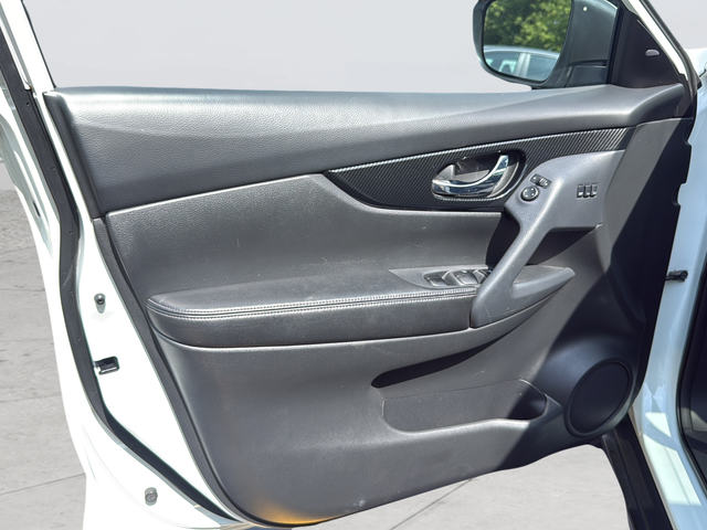 Used 2019 White Nissan SL image 21