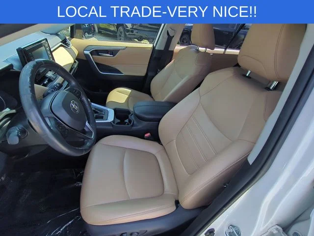 Used 2019 White Toyota XLE Premium image 16