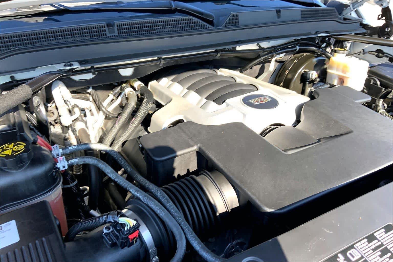 Used 2019 Crystal White Tricoat Cadillac Premium Luxury image 33