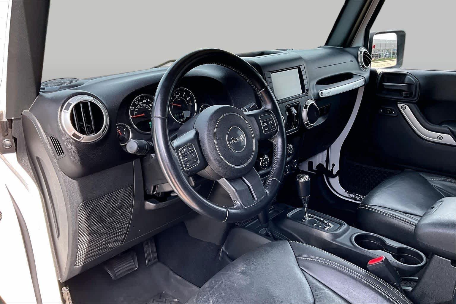 Used 2017 Bright White Clearcoat Jeep Sahara image 16