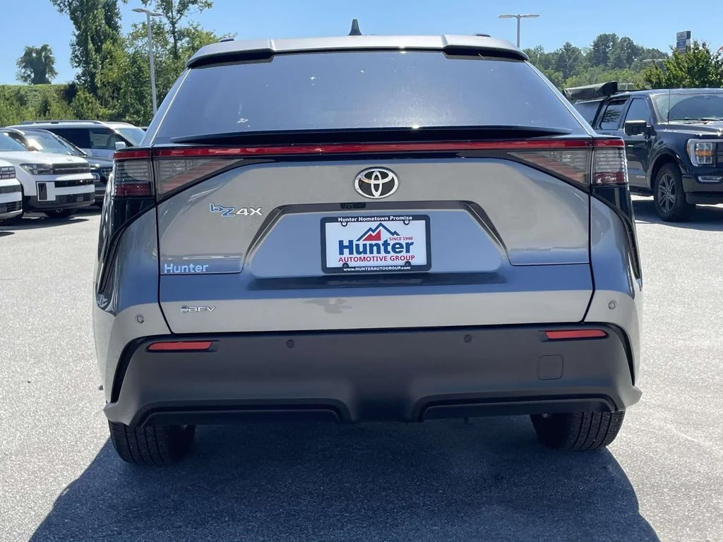 Used 2025 Heavy Metal Toyota XLE image 26