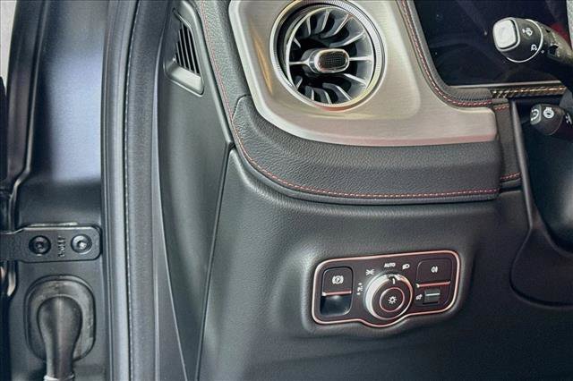 New 2027 MANUFAKTUR Night Black Magno Mercedes-Benz G 580e image 40