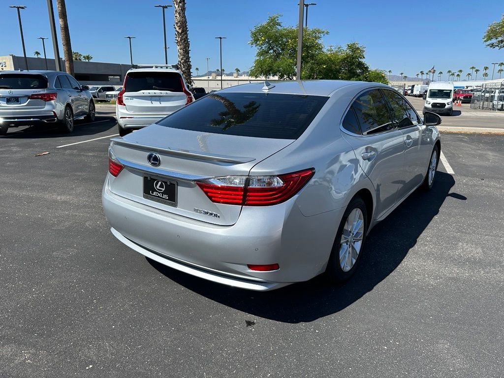 Used 2014 Silver Lexus 300h image 27