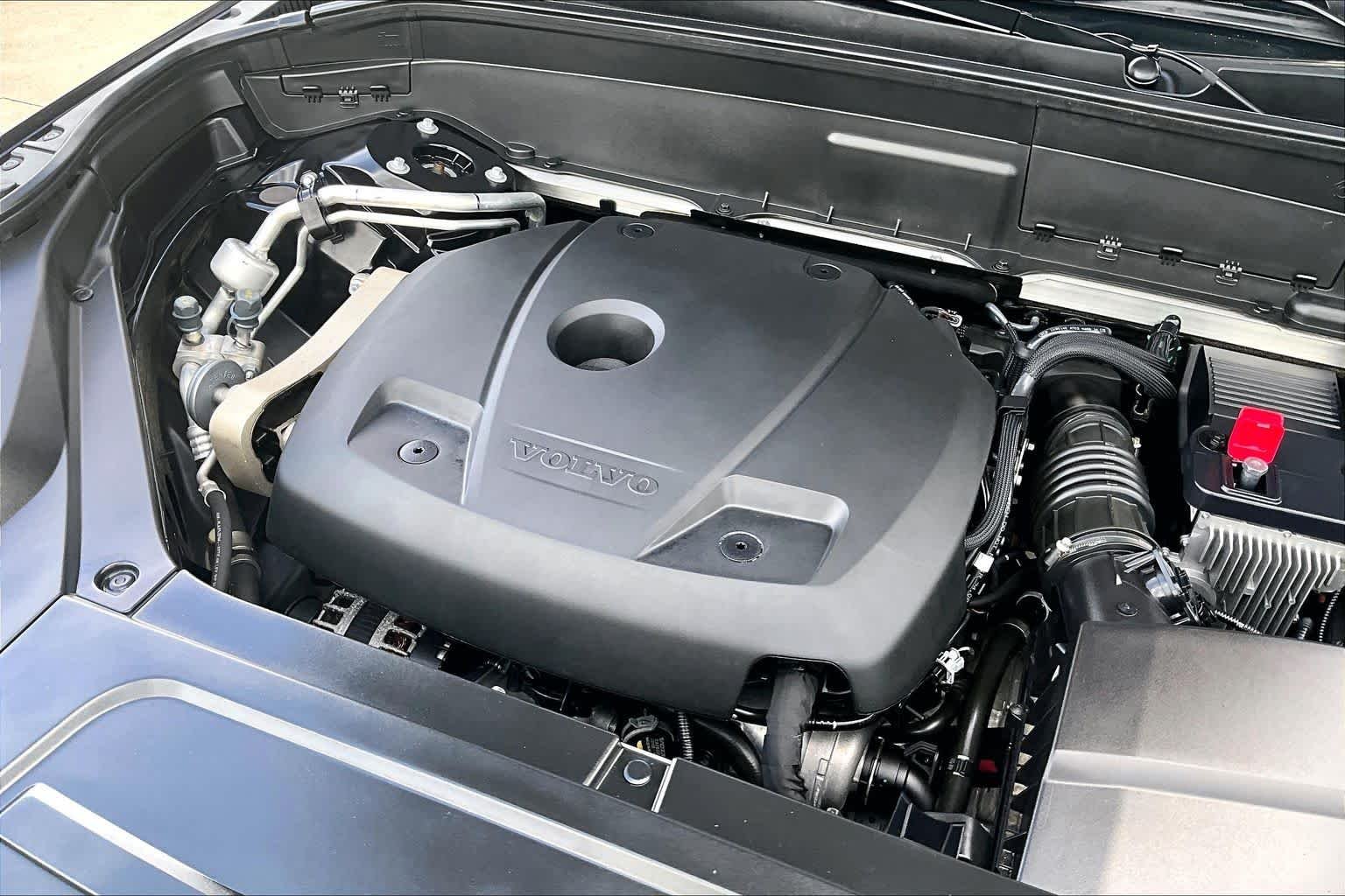 Used 2022 Onyx Black Metallic Volvo Momentum image 31