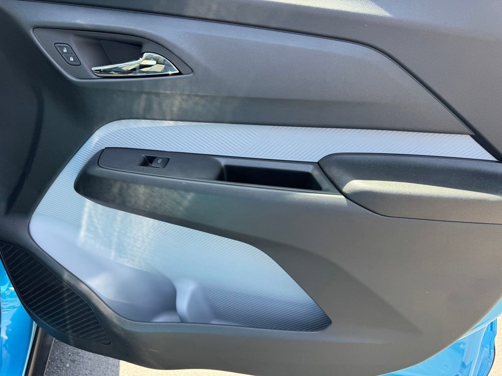 2027 Chevrolet Bolt RS - Photo 9