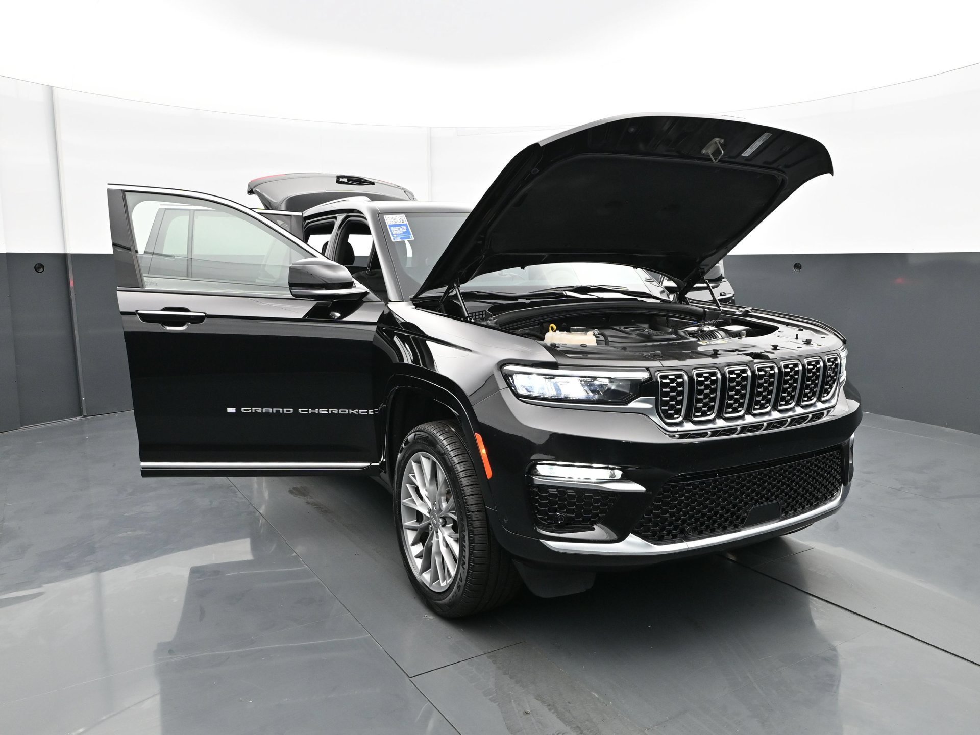 Used 2023 Diamond Black Crystal Pearlcoat Jeep Summit image 41