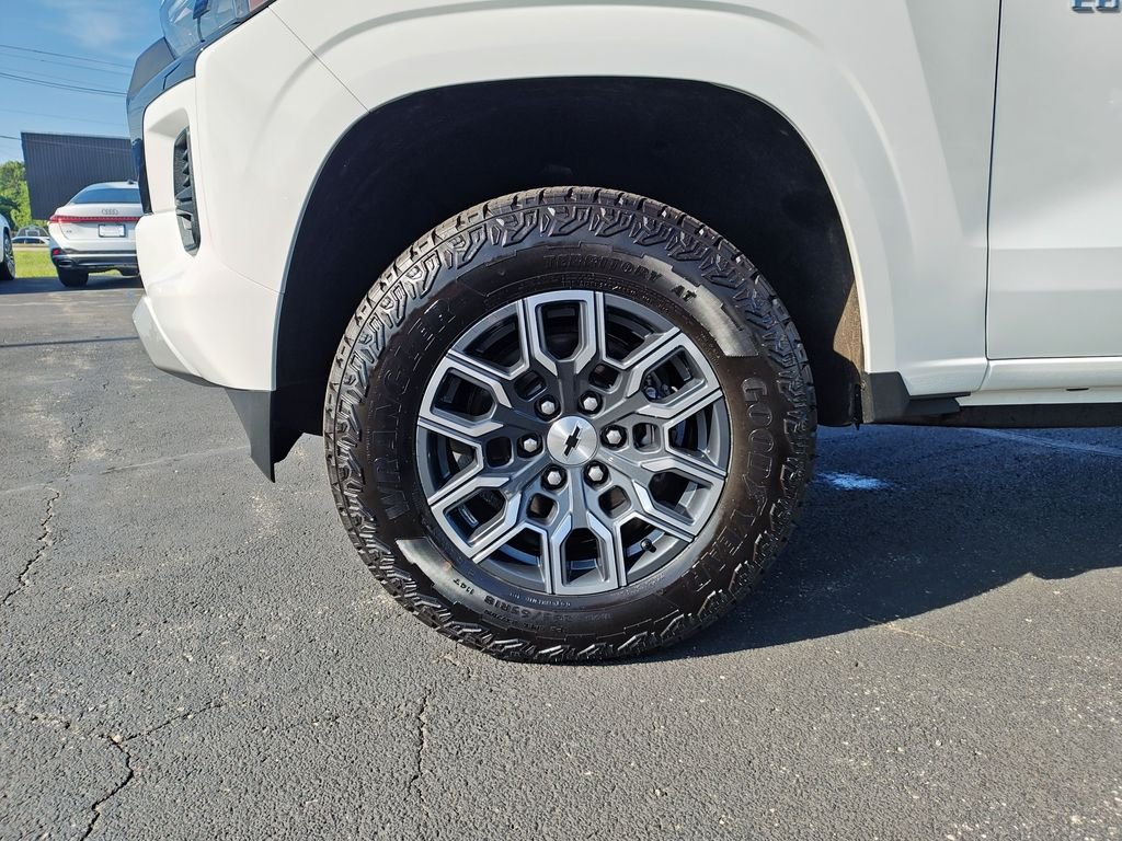 Used 2023 White Chevrolet Z71 image 10