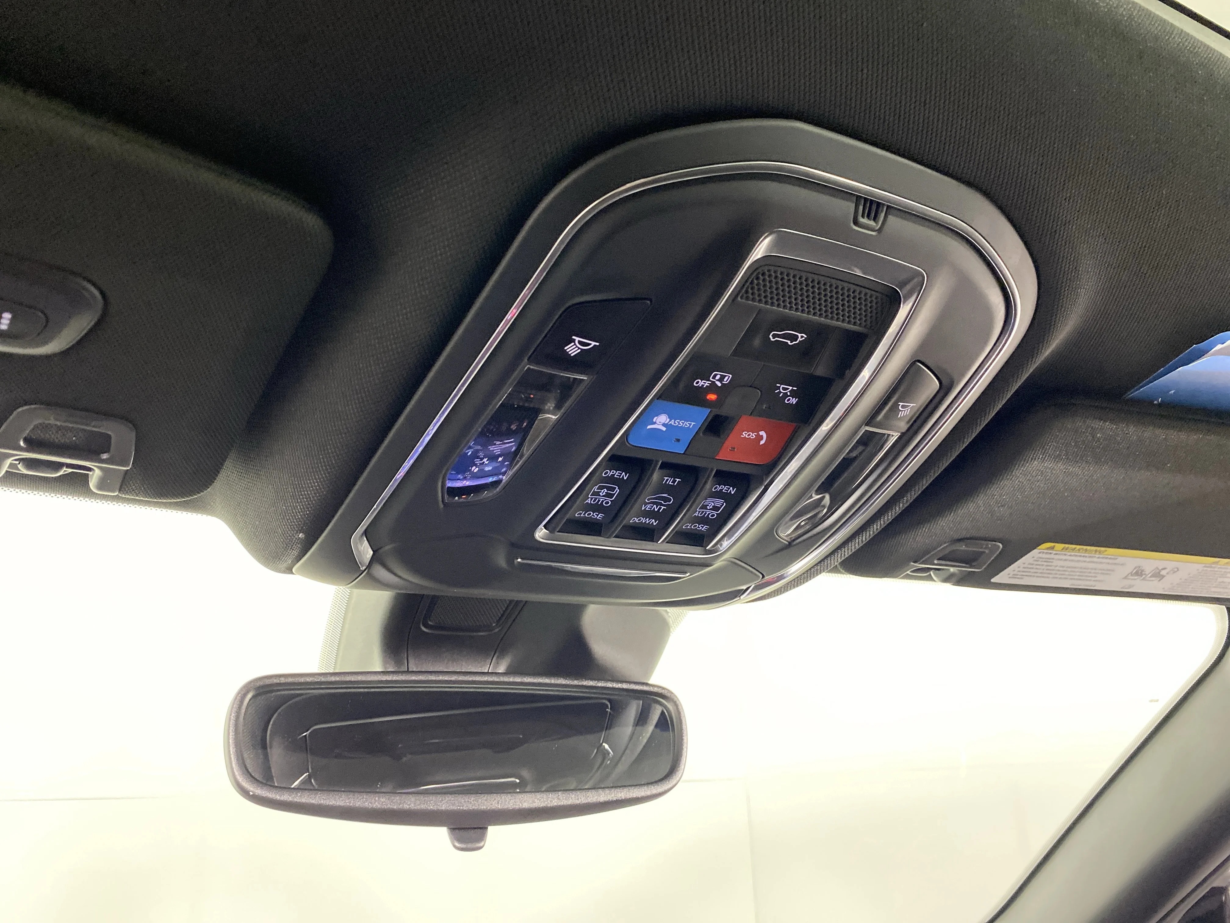 Used 2024 Diamond Black Crystal Pearlcoat Jeep Limited image 28