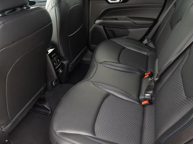 New 2026 Diamond Black Crystal Pearl-Coat Exterior Paint Jeep Latitude image 13