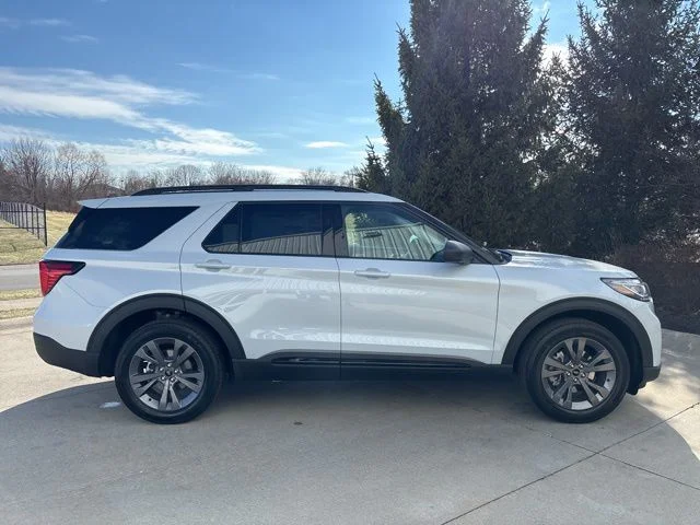 New 2026 Space White Metallic Ford Active image 5