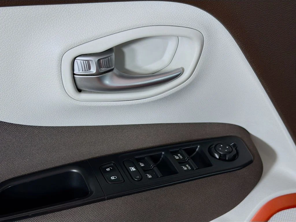Used 2015 Orange Jeep Latitude image 17