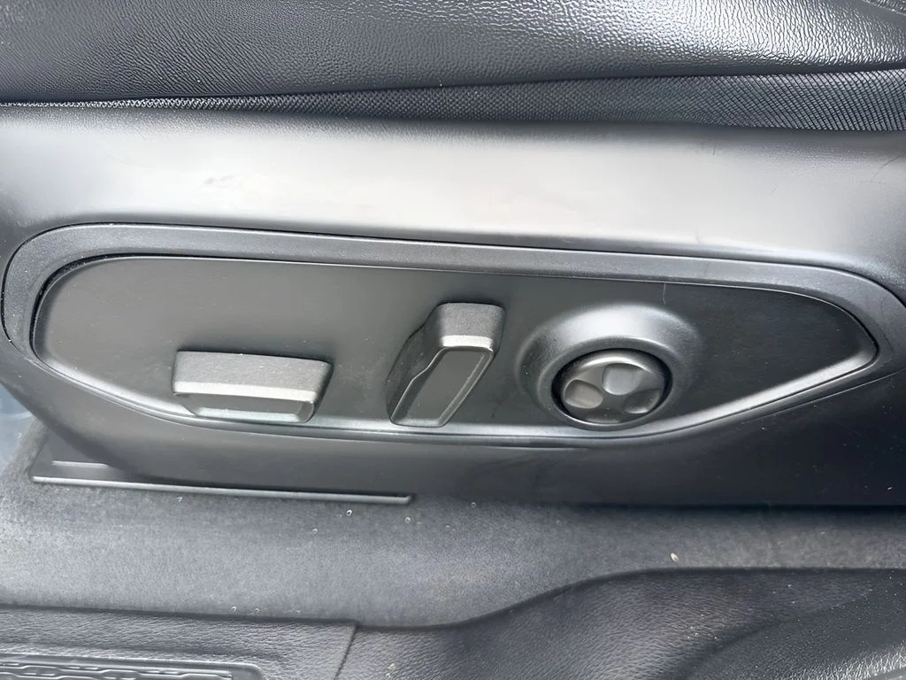 Used 2024 Silver Jeep Altitude X image 10