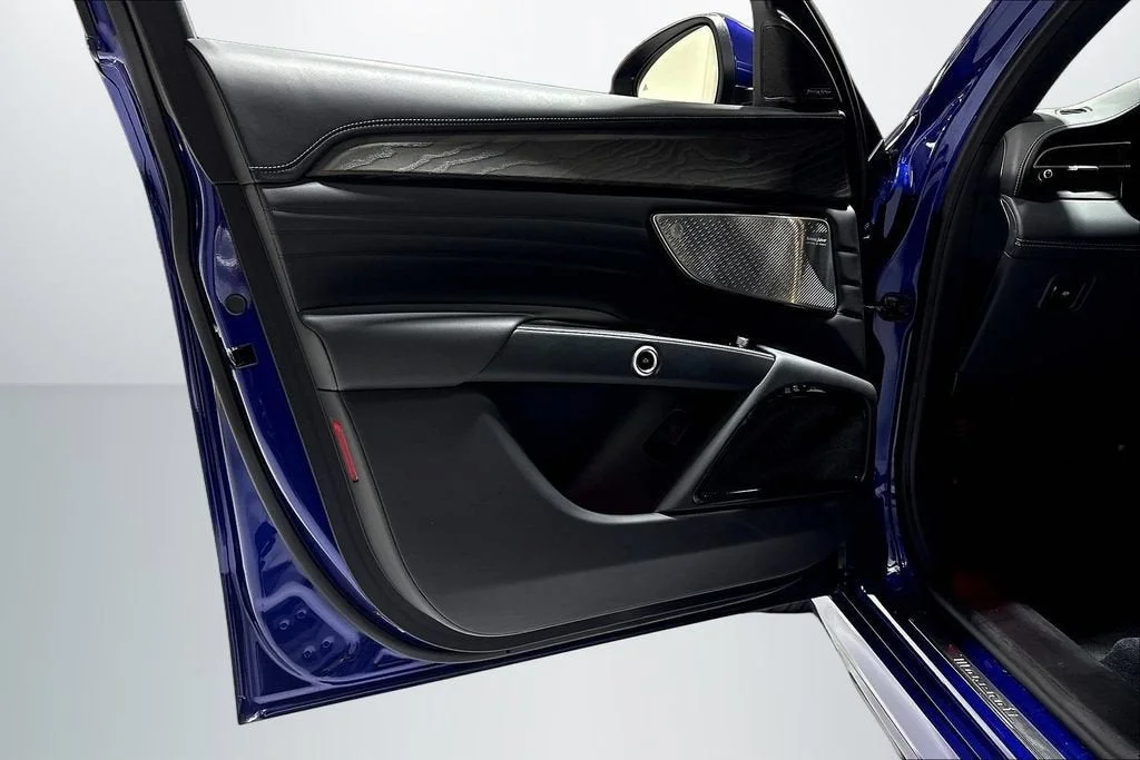Used 2025 Blu Intenso Metallic Maserati  image 20