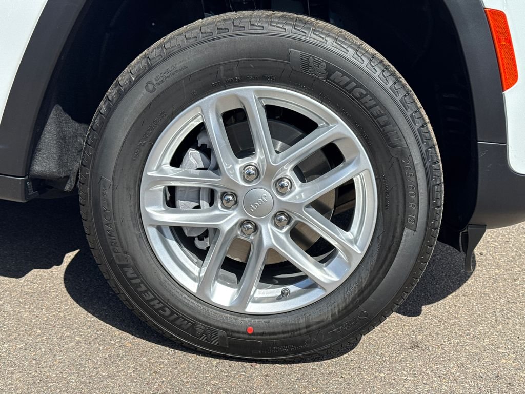New 2026 Bright White Clear-Coat Exterior Paint Jeep Laredo X image 7