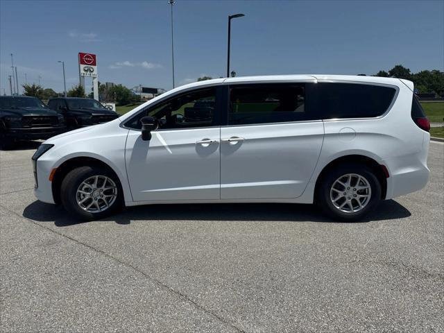 New 2027 Bright White Clear-Coat Paint Chrysler Select image 5