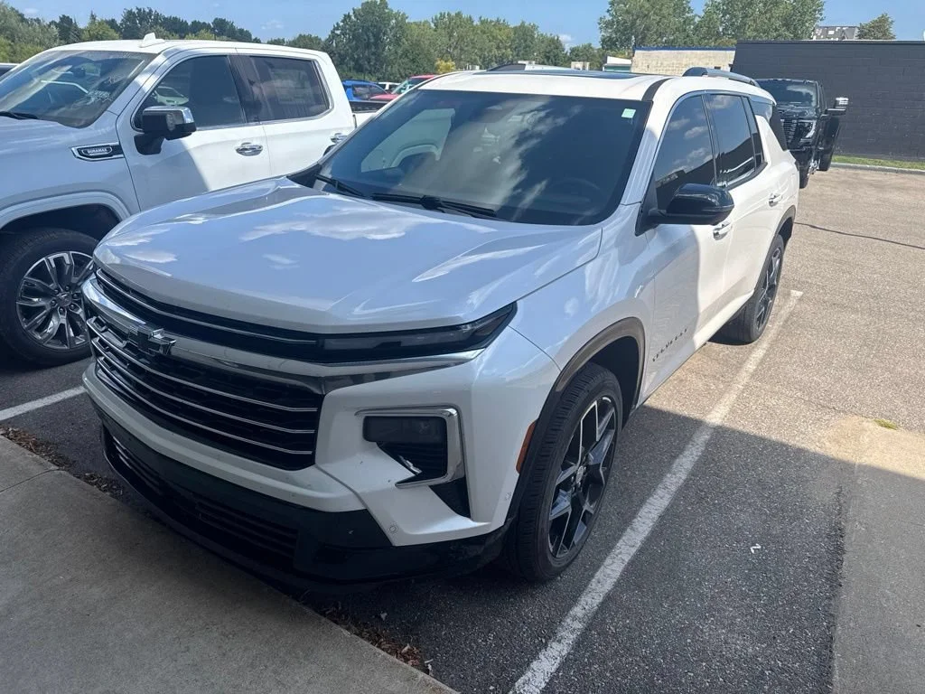 Used 2025 Iridescent Pearl Tricoat Chevrolet High Country image 3