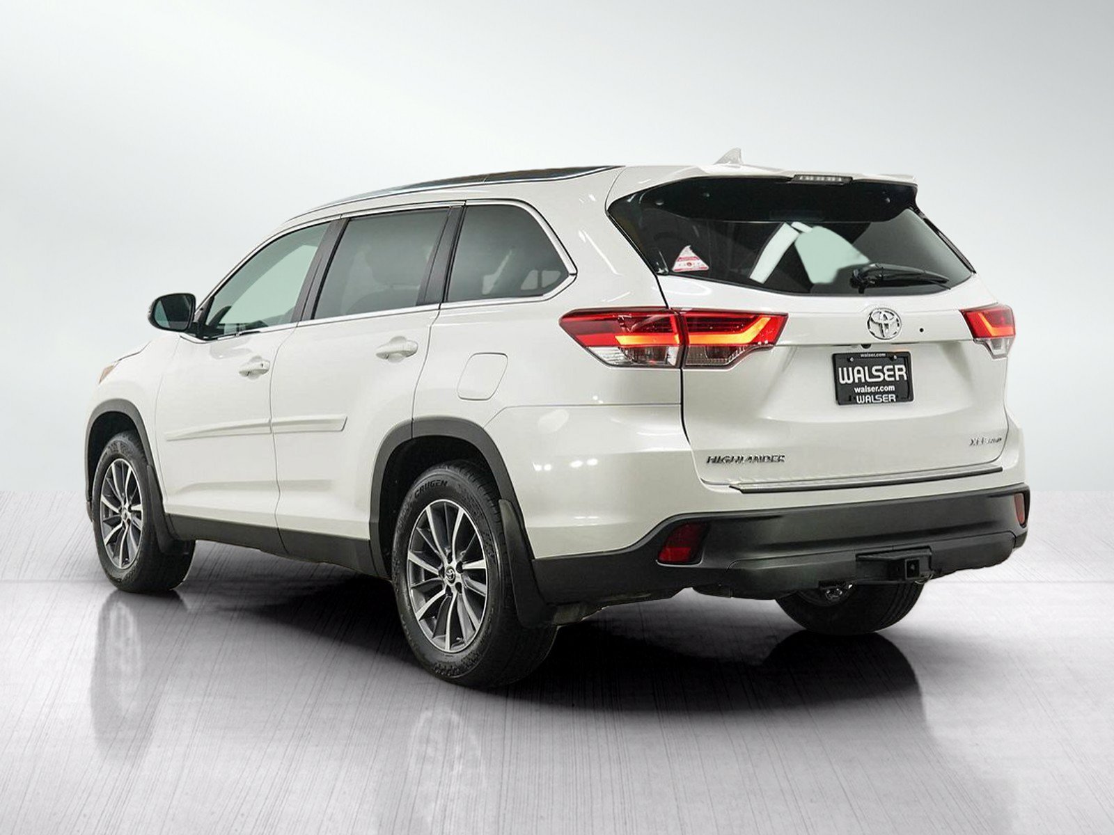 Used 2019 Blizzard Pearl Toyota XLE V6 AWD image 4