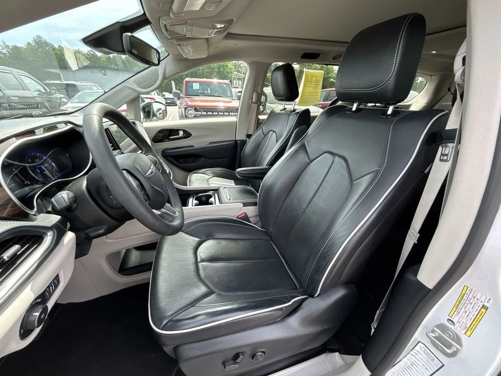 Used 2024 White Chrysler Limited image 13