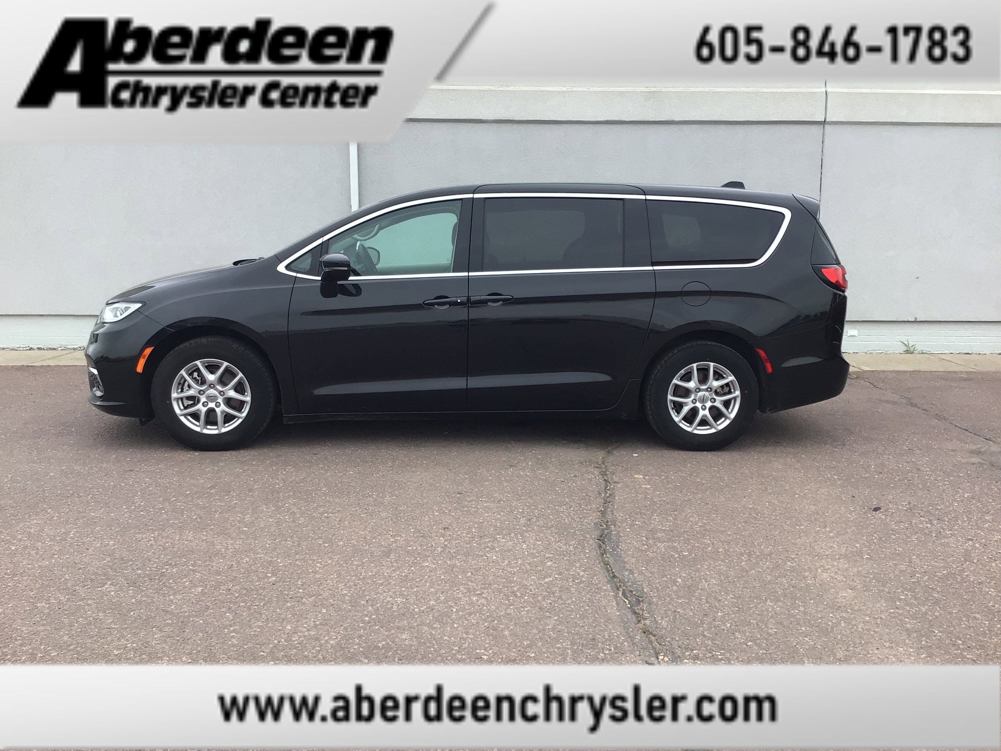 2024 Chrysler Pacifica Touring L's photo