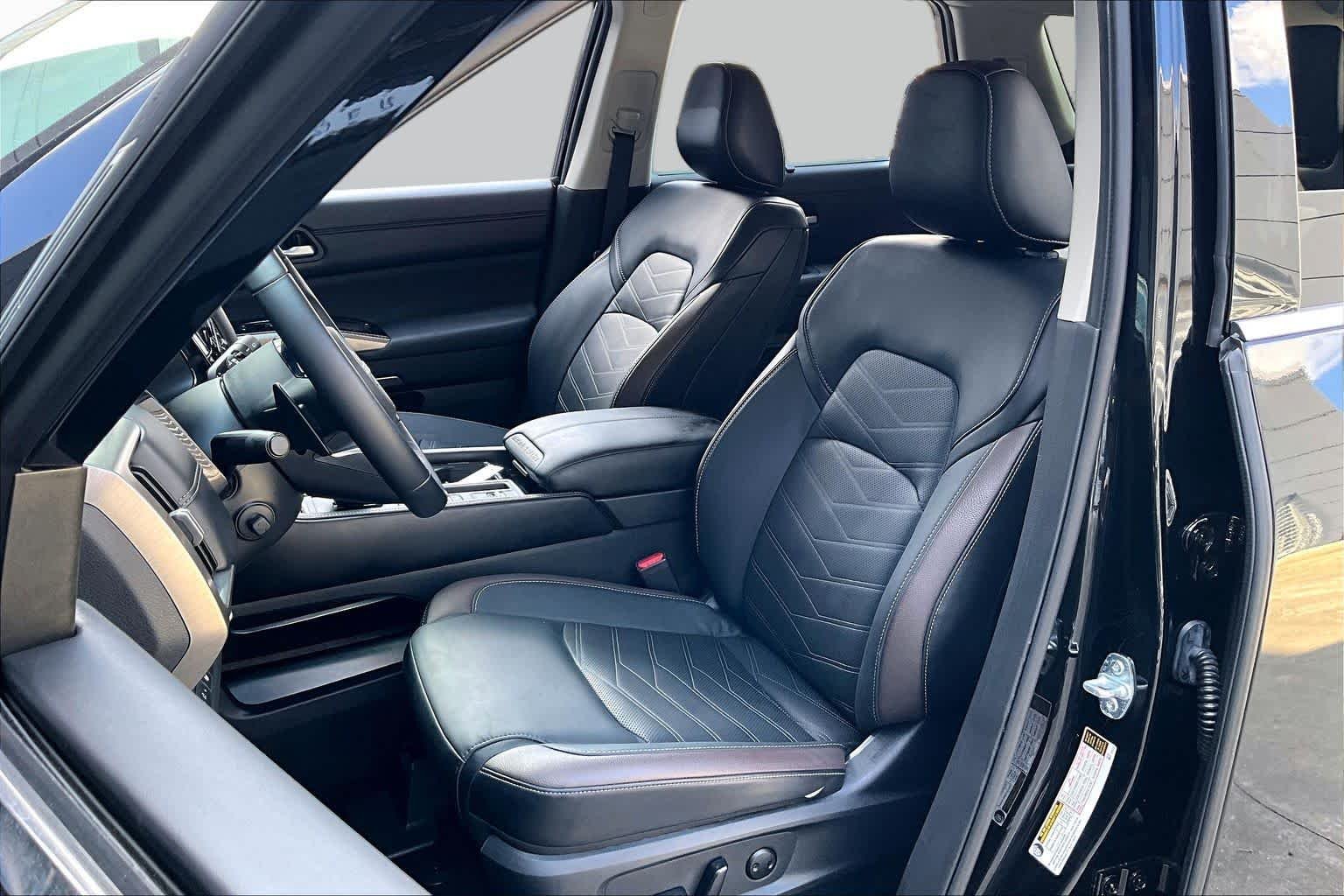 Used 2025 Super Black Nissan Platinum image 8