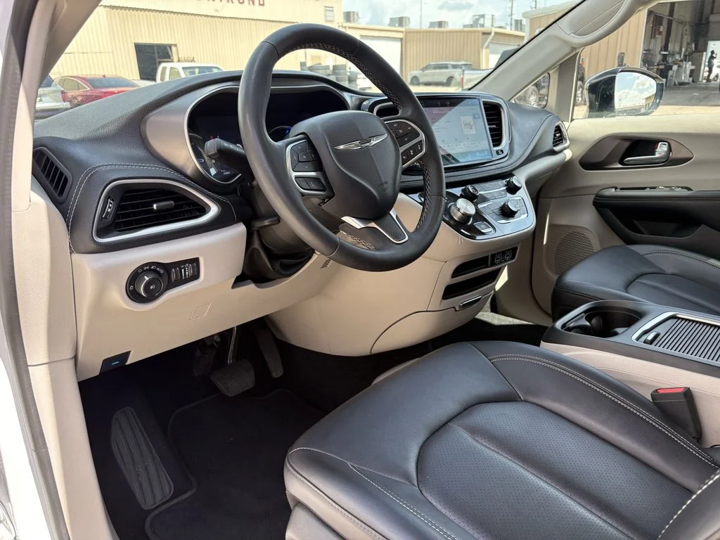 Used 2024 Bright White Clearcoat Chrysler Select image 14