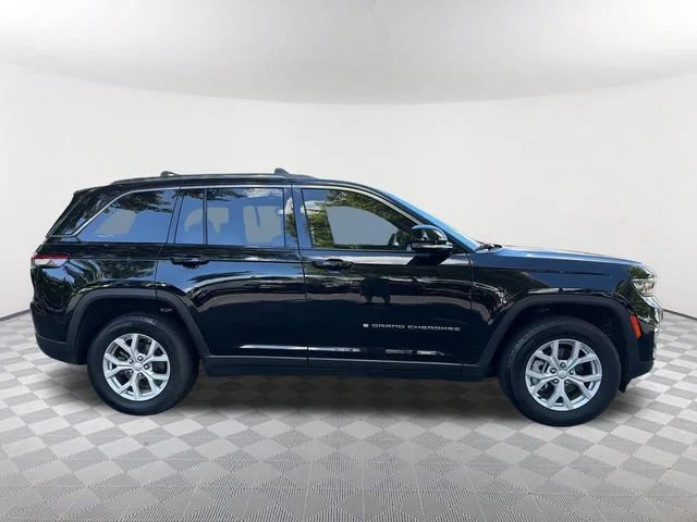 Used 2023 Black Jeep Limited 4x4 image 4
