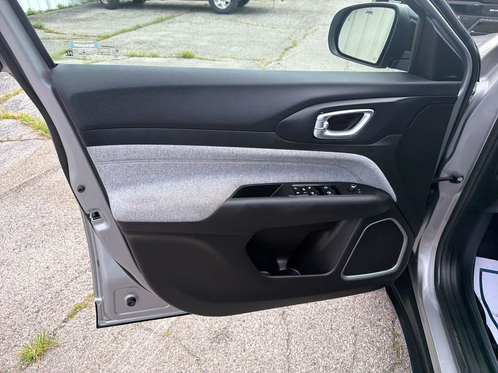 Used 2023 Silver Jeep Latitude Lux image 12