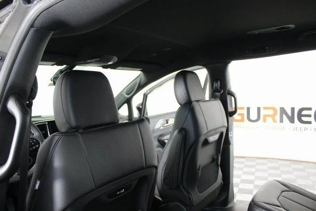 New 2026 Diamond Black Crystal Pearl-Coat Exterior Paint Chrysler Select image 19