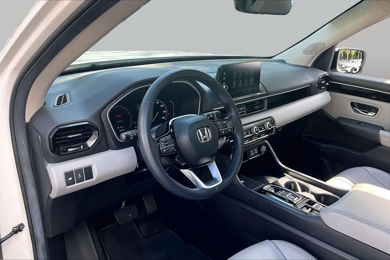 Used 2025 Platinum White Pearl Honda Touring image 18