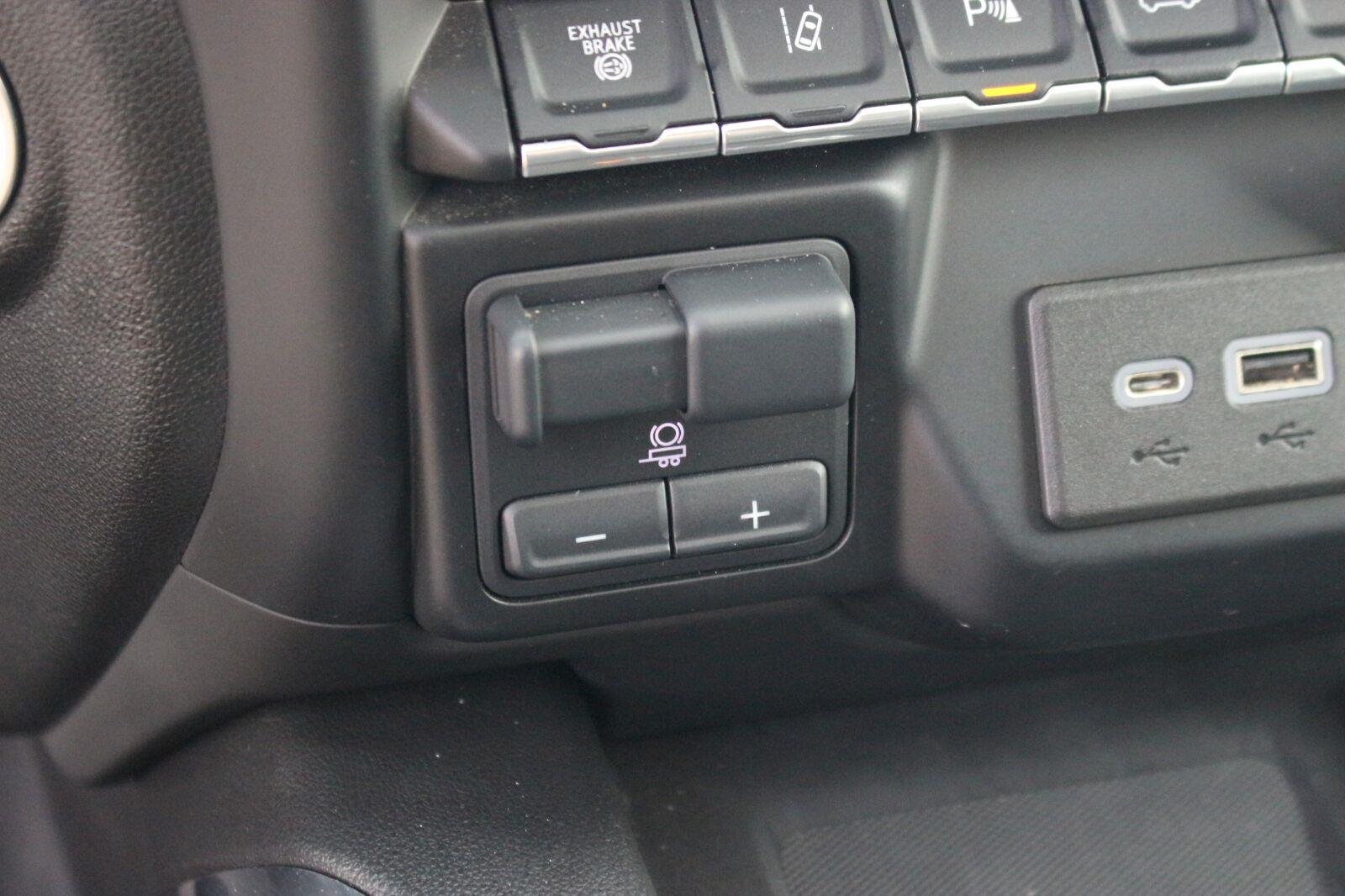 Used 2023 IRIDESCENT PEARL TRICOAT Chevrolet High Country image 31