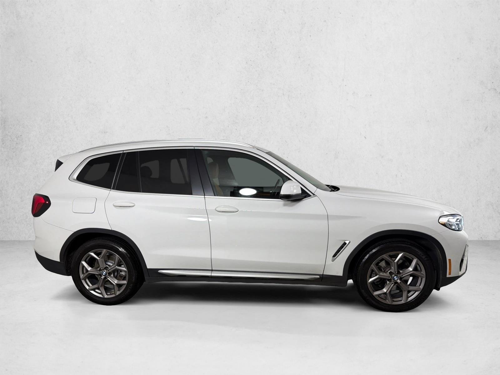 Used 2022 Alpine White BMW sDrive30i image 4