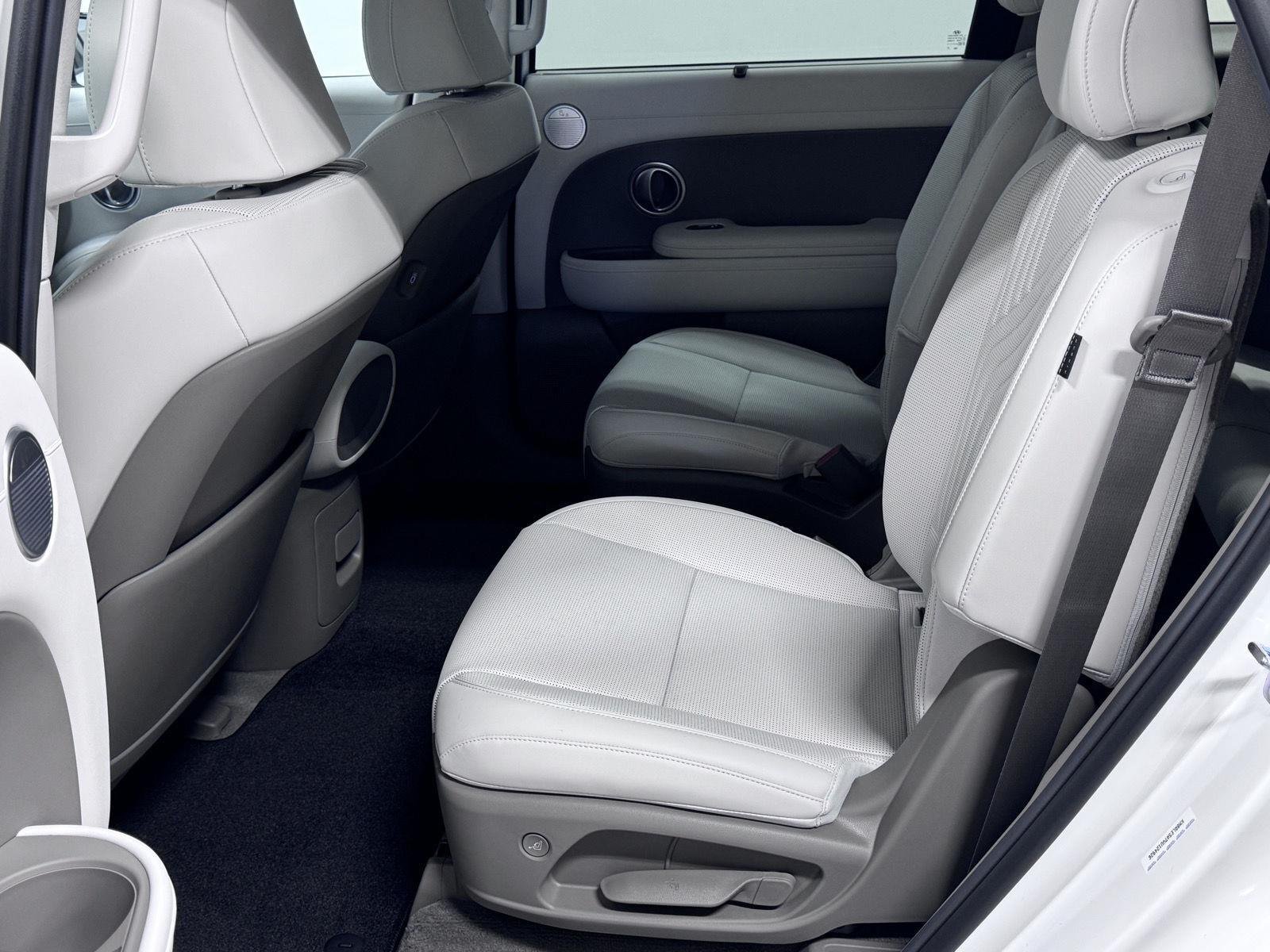 New 2027 Creamy White Pearl Hyundai SEL 7P image 23