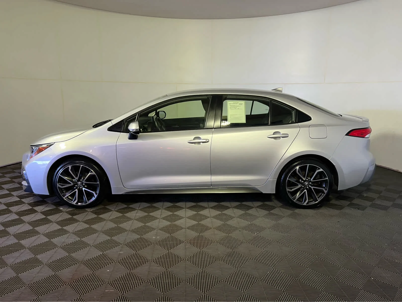 Used 2022 Classic Silver Metallic Toyota SE image 4