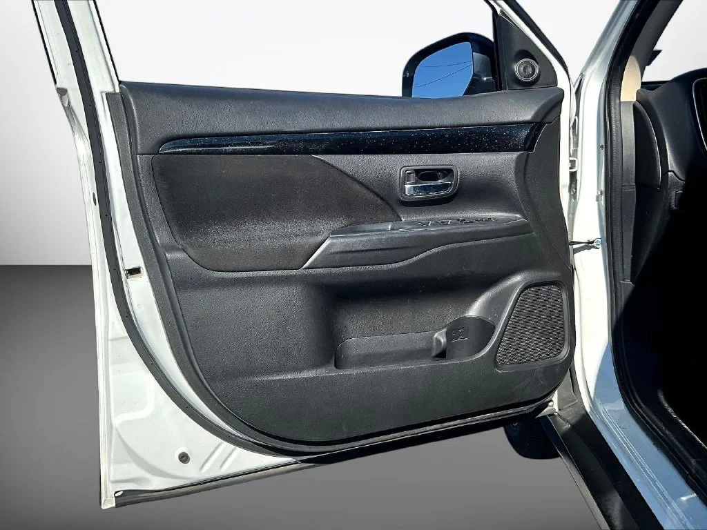 Used 2020 White Mitsubishi ES image 22