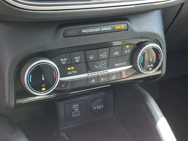 Used 2022 Black Ford SE image 17
