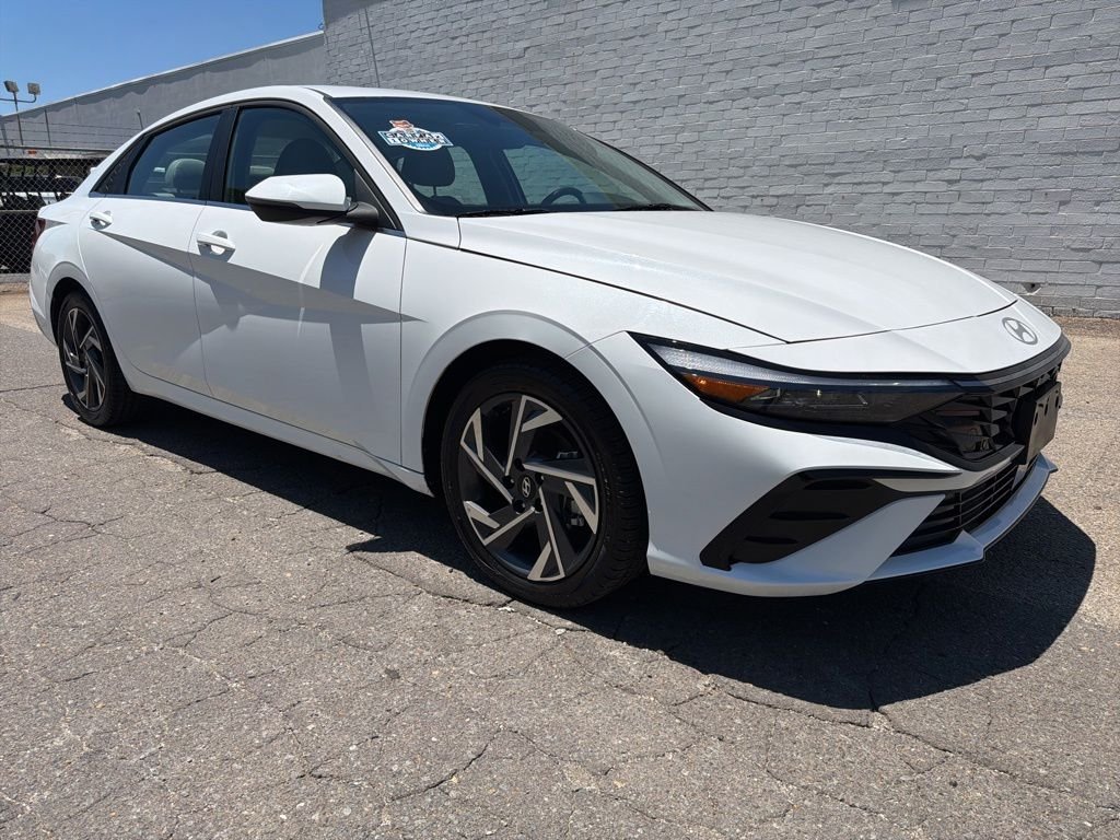 2025 Hyundai Elantra Limited - Photo 8