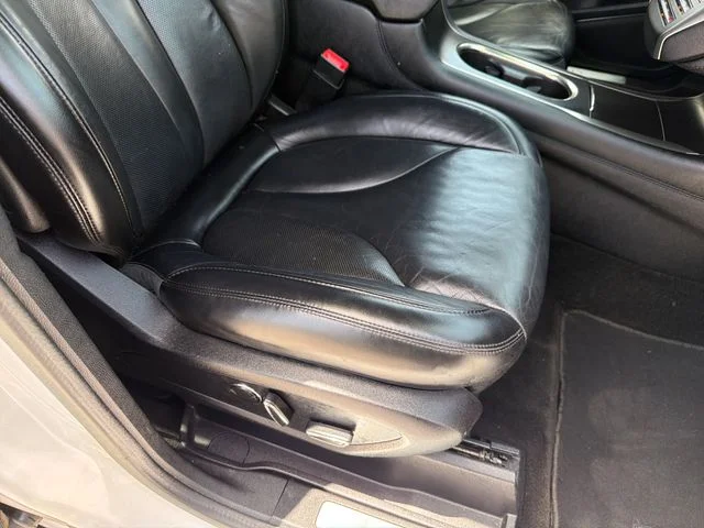 Used 2015 White Lincoln Base image 27