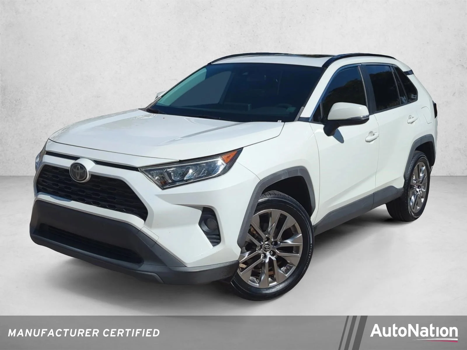 Used 2019 Super White Toyota XLE Premium image 1