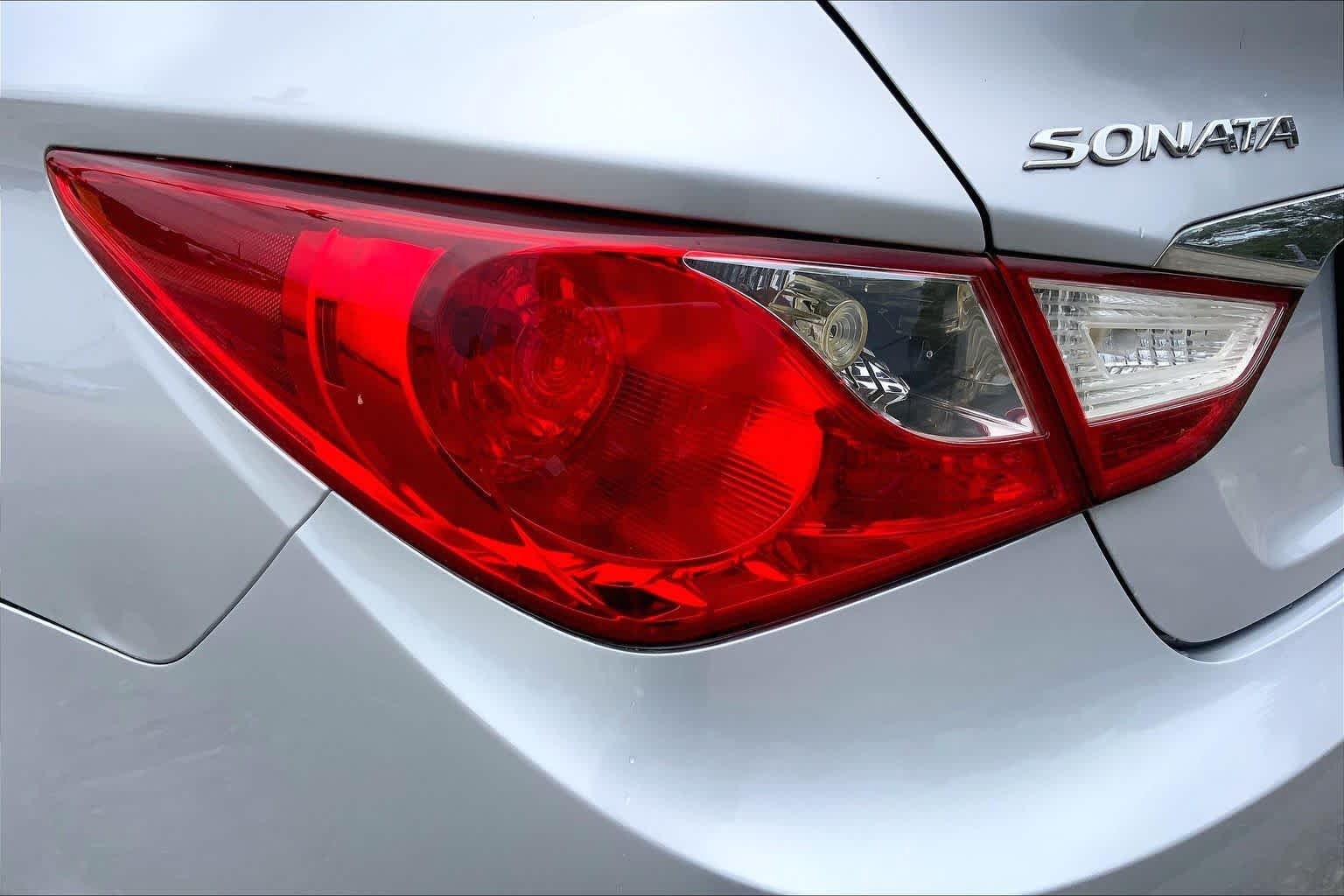 Used 2012 Radiant Silver Hyundai GLS image 27