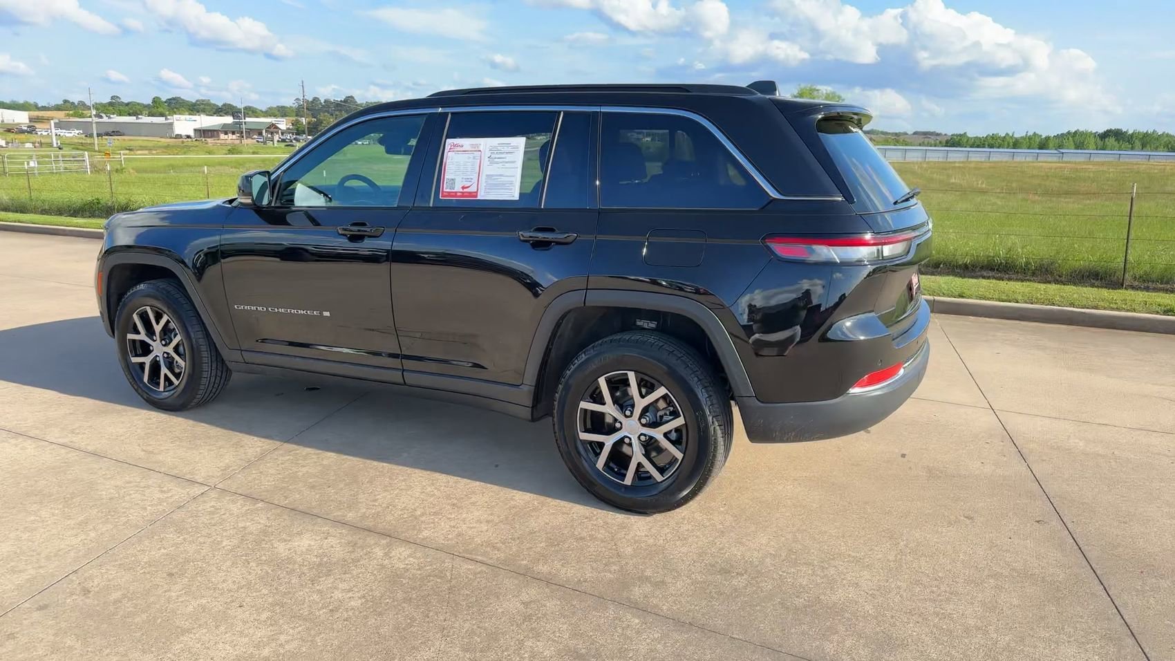 Used 2025 Diamond Black Crystal Pearlcoat Jeep Limited image 6