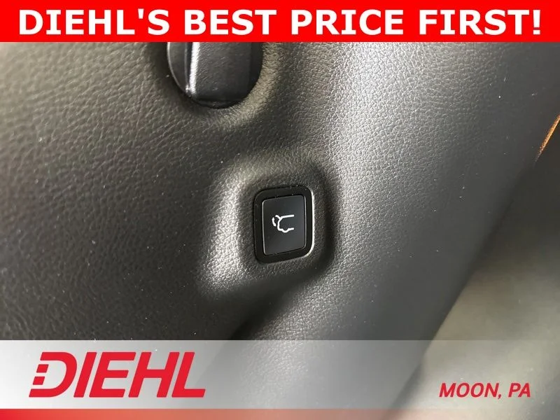 Used 2022 White Jeep Latitude image 10