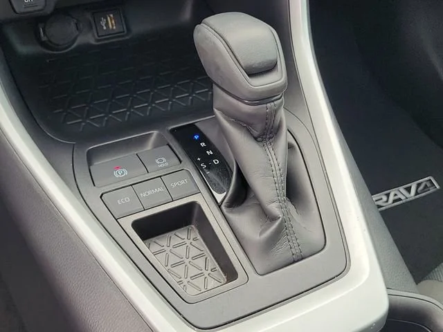 2025 Toyota RAV4 XLE - Photo 33