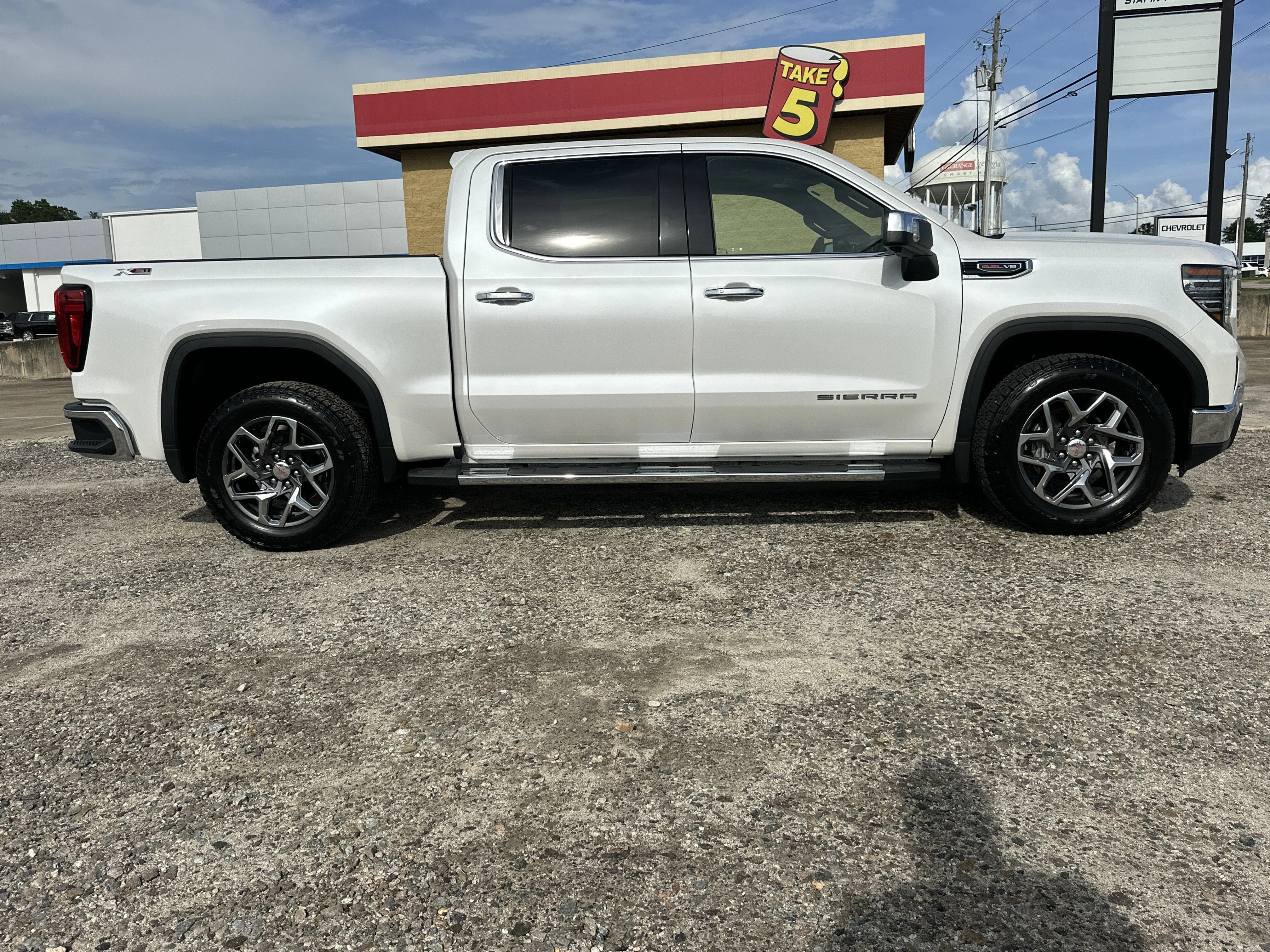 Certified Used 2025 White Frost Tricoat GMC SLT image 4
