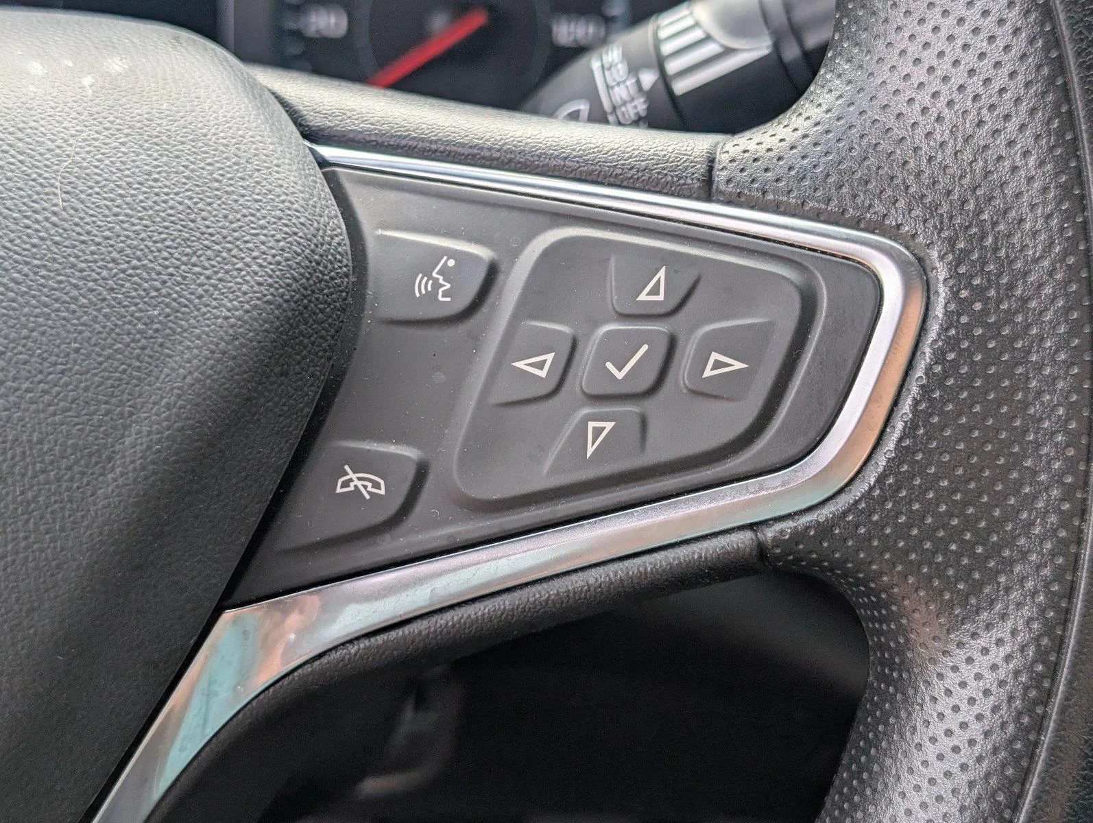 Used 2024 Summit White Chevrolet 1LT image 29