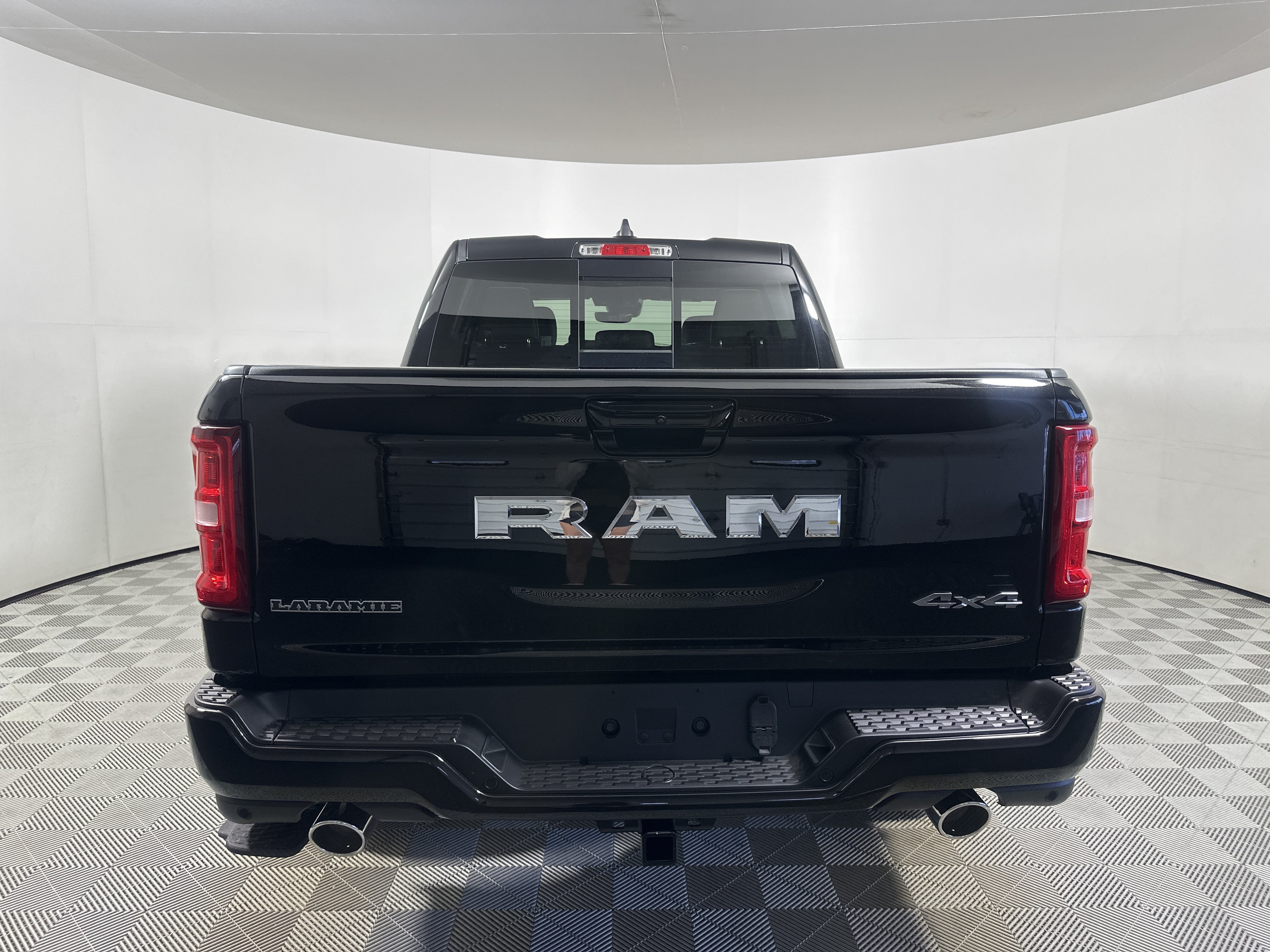 New 2026 Diamond Black Crystal Pearl-Coat Exterior Paint RAM Laramie image 6