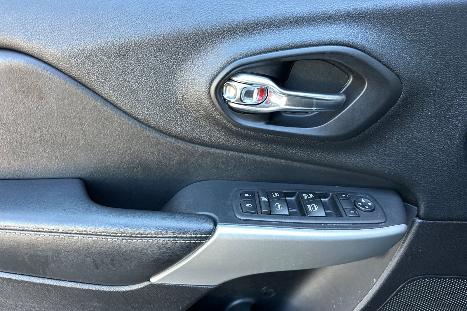 2018 Jeep Cherokee Latitude Plus - Photo 11