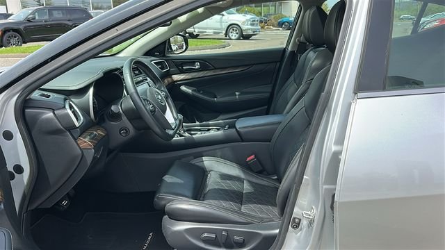 Used 2018 Silver Nissan Platinum image 9